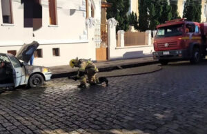 Carro fica parcialmente destruído em incêndio no Centro de Guaxupé