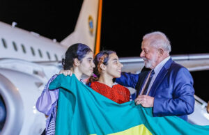 Presidente recebe 32 repatriados de Gaza na chegada a Brasília: “Coroamento de trabalho sério”