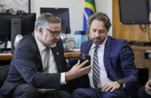 Ministro da SECOM e CEO do WhatsApp discutem colaboração para a comunicação governamental e segurança contra fake news