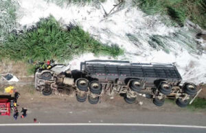 Acidente grave na MG-050: carreta de cal tomba e gera operação de resgate complexa