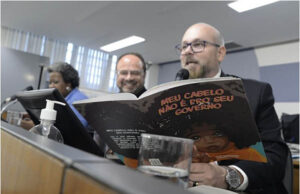Escritora mineira se destaca por abordar racismo em livro infantil