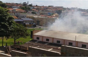 Incêndio atinge barracão de fábrica de flores artificiais em São Sebastião do Paraíso, MG