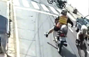 Atropelada por motociclista, idosa é conduzida em estado grave para a Sta. Casa