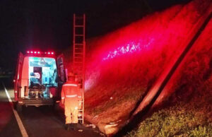 Bombeiros de Paraíso resgatam idoso que caiu em bueiro