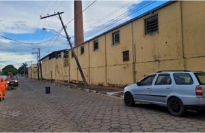 Motorista bate carro em poste, foge e abandona veículo em Guaranésia, MG