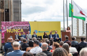 1ª Vice-presidente da Assembleia participa de ato em defesa da democracia