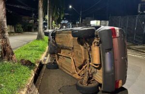 Veículo capota na Av. Zezé Amaral, condutor é preso por embriaguez e desacato a PM