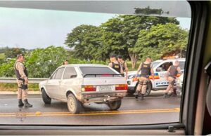 Motorista fura blitz, invade contramão de rodovia e é detido após bater em barranco na MG-050