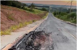 Mina d’água drenada durante obras causa transtornos em estrada entre Monte Santo e Milagre