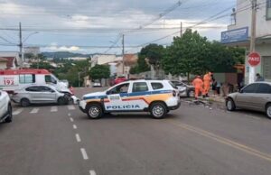 Uma pessoa fica ferida em acidente envolvendo três veículos no Centro da cidade
