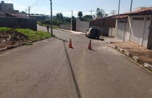 Homem morre após bater moto em poste ao se distrair com gato em MG