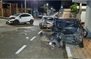 Duas pessoas ficam feridas em acidente entre quatro veículos em Passos, MG