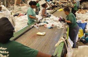 Mães de família têm vidas transformadas pelo trabalho com materiais recicláveis