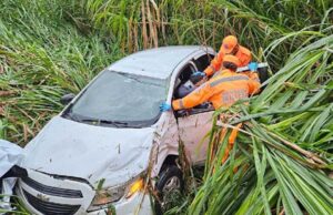 Enfermeira perde controle direcional e veículo capotou várias vezes na MG-050