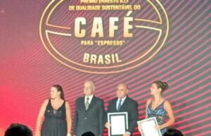 Colaborador da Cooxupé é eleito melhor classificador no Prêmio Illy