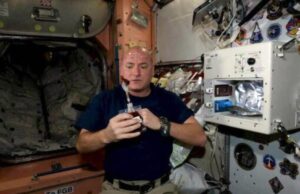 Conheça a xícara antigravidade que astronautas usam no Espaço