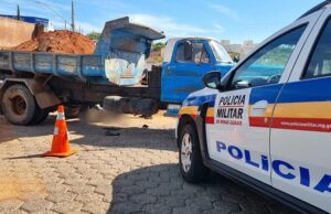 Jovem de 19 anos morre após bater motocicleta em caminhão com areia em Passos, MG