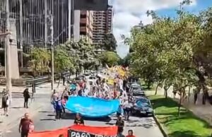 Servidores da educação fecham rua em frente à Assembleia em protesto contra governo estadual