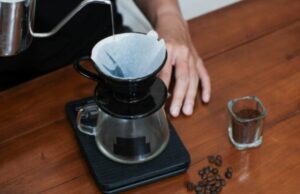 Afinal, por que escaldar o filtro antes de preparar o café?
