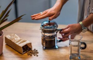 Como fazer café na prensa francesa?