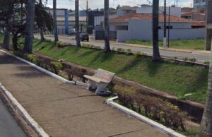 Vereador Solicita Melhorias nas Calçadas e Restauração de Bancos na Avenida Vital Paulino da Costa em Monte Santo de Minas