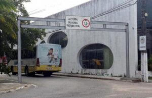 Vereador solicita sinalização para limitar altura de veículos em Monte Santo