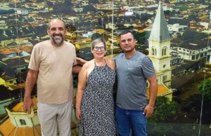 Professora aposentada é homenageada por dedicação à educação em Monte Santo de Minas
