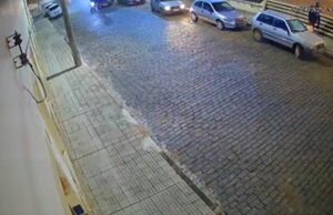 Acidente entre carro e motocicleta é registrado no centro de Monte Santo de Minas