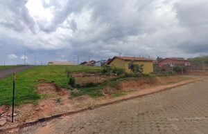 Vereador solicita iluminação pública e asfalto para ruas do bairro Dona Mariúcha