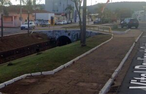 Risco de desmoronamento no Córrego do Tijuco é alvo de requerimento na Câmara