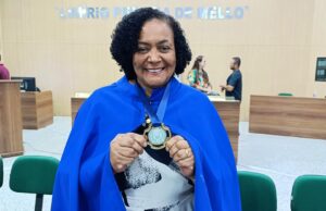 Professora Claudia Alves Gonçalves recebe Moção de Aplausos da Câmara Municipal de Monte Santo de Minas