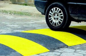 Redutor de velocidade e proibição de estacionamento são solicitados na Rua Antenor Carvalhães