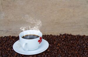 Café preto e sem açúcar faz bem para coração e longevidade, diz estudo