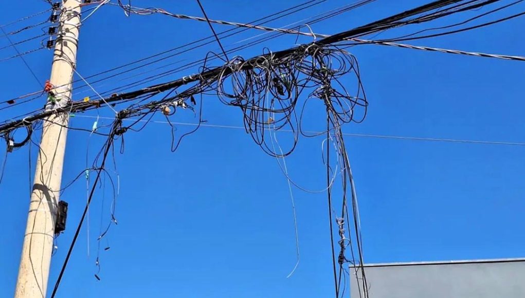 Fim dos fios soltos nos postes de Monte Santo de Minas