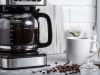 Café frio nas plantas funciona? Entenda o truque