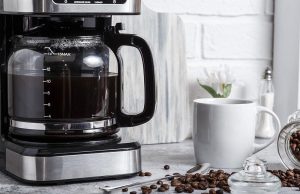 Café frio nas plantas funciona? Entenda o truque